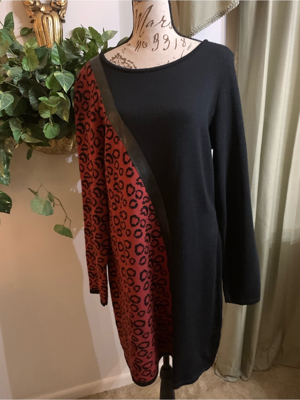 VENUS Black and Red Leopard-Panel Long Sleeve Dress